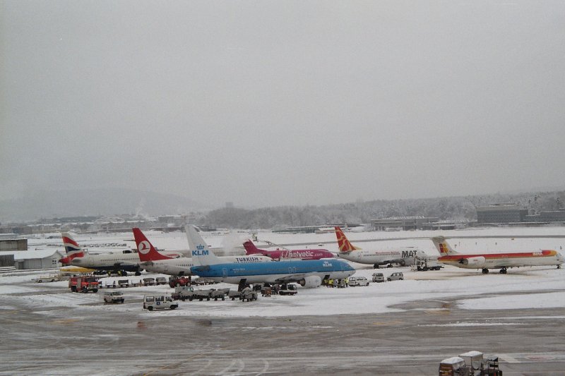 Verschiedene Flugzeuge im Winter 2005 in Zrich-Airport.
