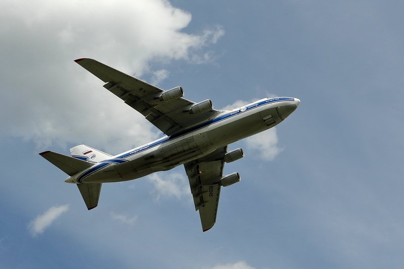 Volga-Dnepr Airlines, RA-82045, Antonov An-124-100 Ruslan. Da donnert der Riesenvogel ber meinen Kopf und das Spotterherz schlgt bei diesem Anblick schneller. 2.5.2008