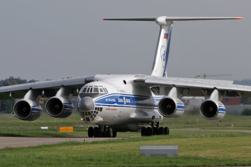 Volga Dnepr Ilyushin Il-76TD-90VD, die einzige IL-76 die mit ihren neuen Triebwerken den europischen Lrmvorschriften entspricht (Zrich, Sept. 2006)