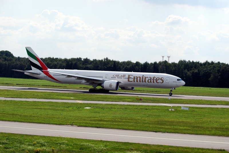 Vollgas zum Take Off fr diese Boeing 777-300 von Emirates in Hamburg Fuhlsbttel am 16.08.08