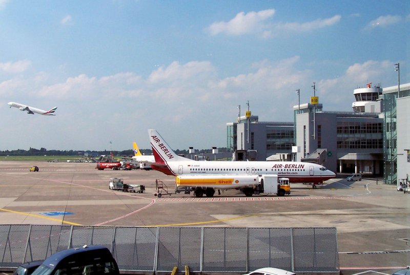 Vorfeld Dsseldorf mit Air Berlin Boeing 737-400 beim Tanken - 06.09.2005