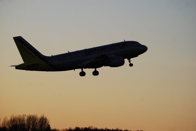 Whrend des letzten Sonnenlichts startet dieser A319 der Germanwings in Hamburg Fuhlsbttel am 24.11.08