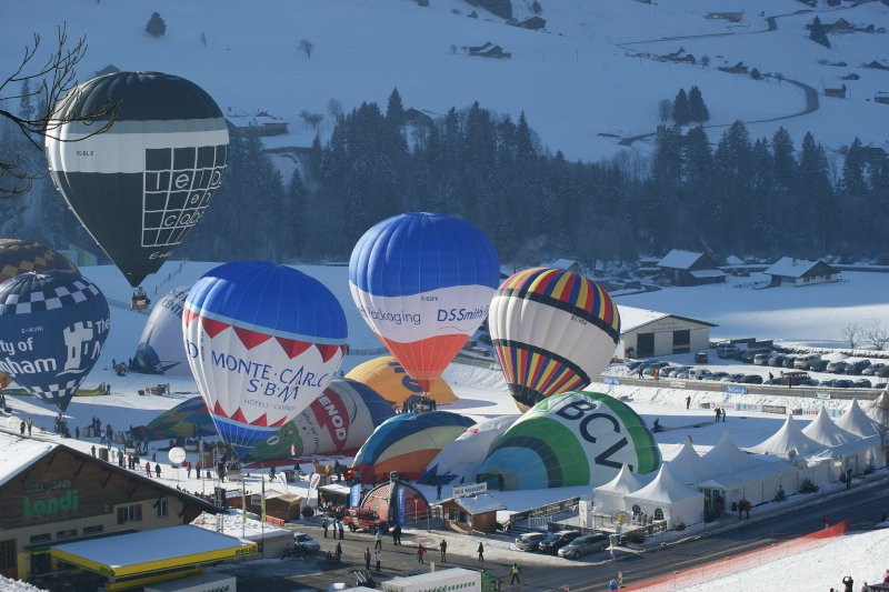 Whrend einige Heissluftballone noch mit Luft gefllt werden mssen, knnen andere bereits starten.
(30.01.2009)