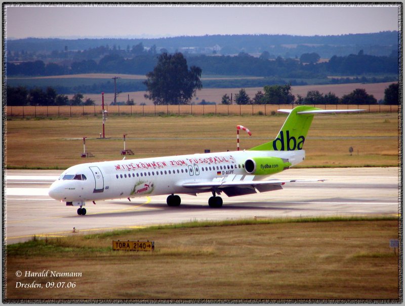  Willkommen zum Fussball . Mit diesem Slogan begrte dba und Puma seine Fluggste im Sommer 2006 anllich der Fussball-WM in Deutschland. Hier kommt eine Fokker 100 gerade in Dresden von der Landebahn. 21.04.06