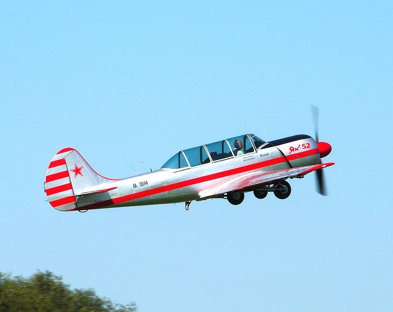 Kraftvoller Start dieser YAK 52 in Aachen. Das Bild stammt