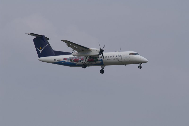 Eine De Havilland Canada DHC-8-314 Dash 8 der Intersky mit
