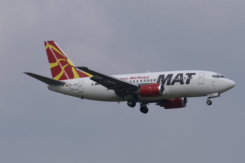 Eine Boeing 737-529 der Macedonian Airlines mit der Kennung 