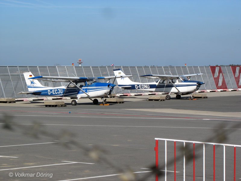 Zwei Cesna-Flugzeuge D-ECJU ( Fliegerschule August der Starke ) und D-EONU parken in Dresden-Klotzsche; 12.03.2007
