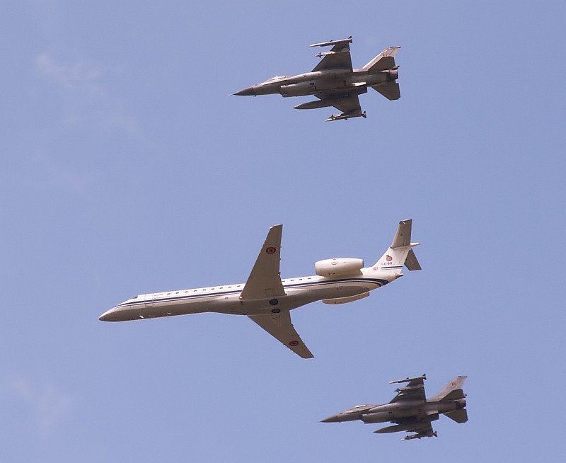 Zwei F-16 der belgischen Luftwaffe eskortieren eine Embraer 145 ber Kleine - Brogel. Das Foto stammt vom 17.07.2007