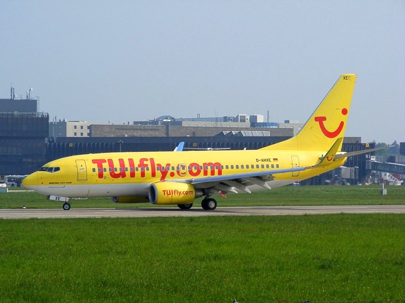 Zwei verschieden-farbige Winglets trgt die D-AHXE, eine 737-700 der Tuifly. Hannover am 2.5.2009.