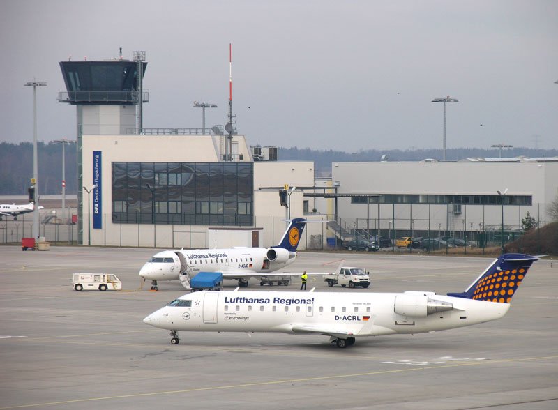 Zweimal Canadair Regional Jet CRJ200LR (CJ200) von Lufthansa Regional: Whrend D-ACJD Operated by City Line noch versorgt wird, rollt D-ACRL Operated by eurowings bereits zum Start; Dresden-Klotzsche, 11.02.2008
