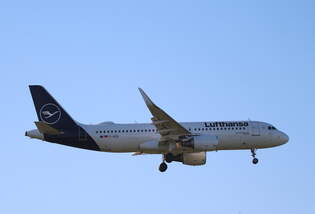 Lufthansa, Airbus A 320-214, D-AIZQ  Detmold , BER, 31.08.2025