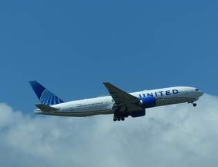 United Airlines, Boeing 777-224 (ER), N78005, Brisbane Int.