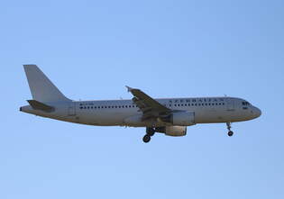 Azerbaijan Airlines (Heston Airlines), Airbus A 320-216, LY-PNG, BER, 31.08.2025