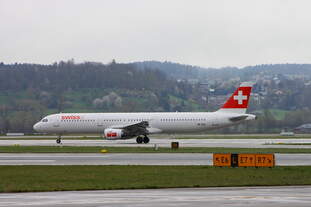 Swiss mit einem A321 auf dem Flughafen Zrich, der Airbus befindet sich auf dem Weg vom Terminal zum runway ...
