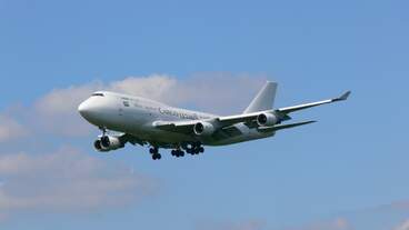 Boeing 747-412(BCF) mit der Kennung TF-AMF von Saudi Arabibian Cargo landet am 16.08.2013 in Frankfurt bei schönen Wetter.