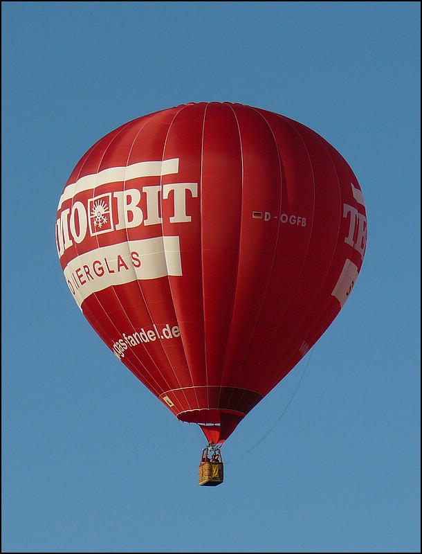 . (D-OGFB) Dieser Ballon war bei der Fuchsjagd der erste, der sich zum Verfolgen des Fuchses in die Lfte erhob. Mosel Ballon Fiesta am Flugplatz Trier-Fhren 21.08.10.