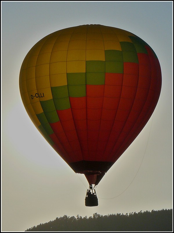 . (D-OLLI) Die tiefstehende Sonne wird ganz von diesem Heiluftballon verdeckt. 
Mosel Ballon Fiesta in Fhren am 21.08.2010.