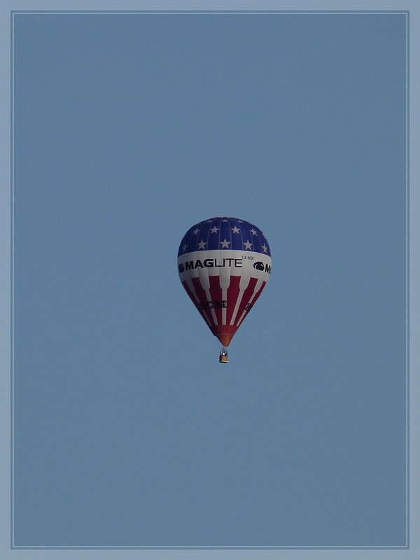 . (LX-BGK) Am 10.04.2011 waren in den Abendstunden wieder verschiedene Heiluftballone ber Luxemburg unterwegs, hier einer mit Werbung fr MAGLITE, aufgenommen nahe Ingeldorf.