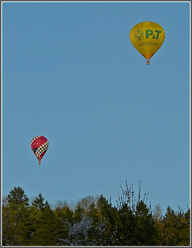. LX-BIP und LX-BPO fahren am 17.04.10 ber die Ortschaft Schieren.