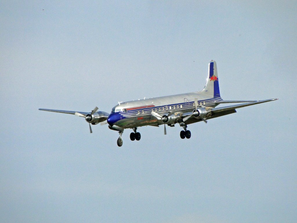 N996DM Douglas DC-6B - Red Bull 
Landeanflug bei  100 Jahre Hamburg Airport 