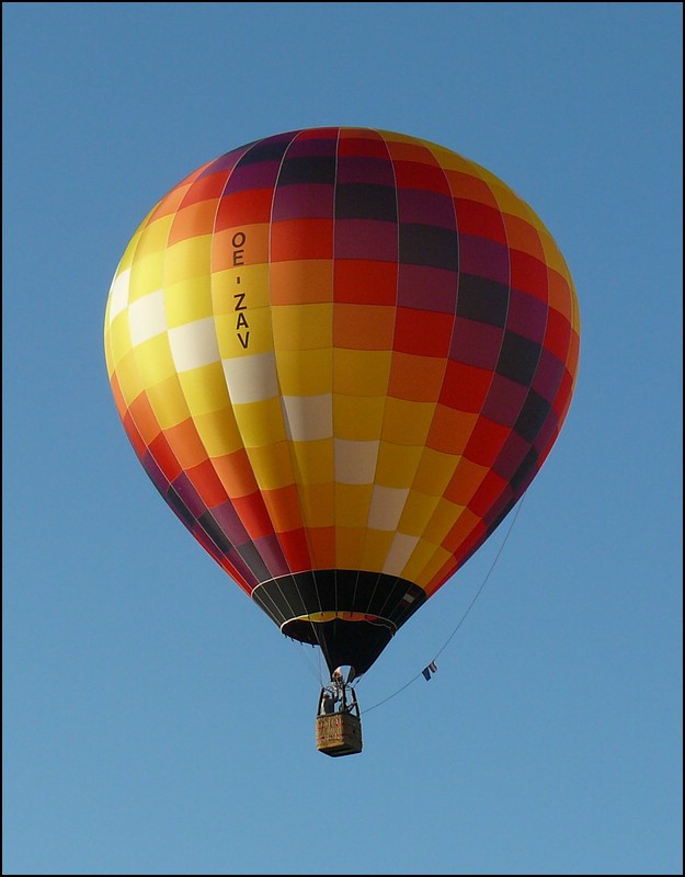 . (OE-ZAV) Dieser farbenfrohe Ballon aus stereich nahm am 21.08.10 an der Fuchsjagd bei der Mosel Ballon Fiesta am Flugpatz Trier-Fhren teil.