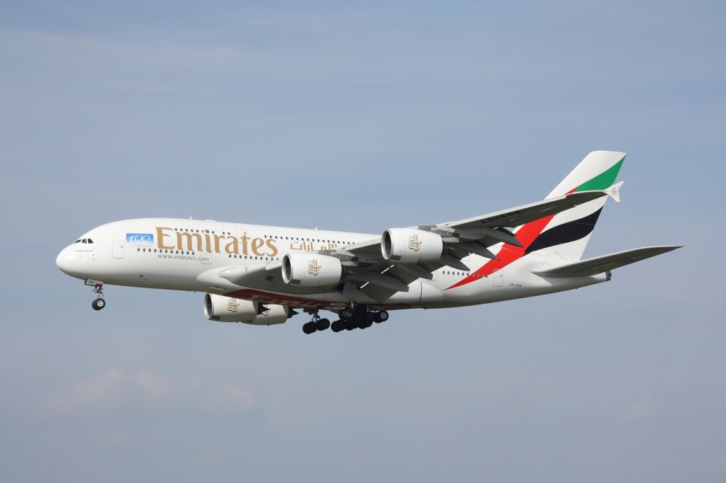 100 Jahre Flughafen Hamburg am 24. und 25.09.2011. Das Highlight war der Besuch einer A380 von Emirates am 24.09.2011. Sie kam als Linienflug aus Dubai. Das Flugzeug trgt am Rumpf das Logo der Jubilumsveranstaltung. 