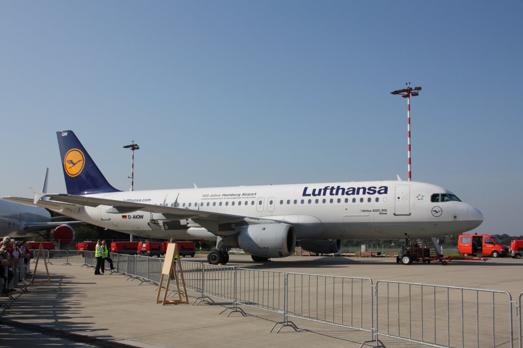 100 Jahre Flughafen Hamburg am 24. und 25.09.2011. Zu diesem Anlass bekam die A320-200 (D-AIQW) eine Sonderlackierung. 