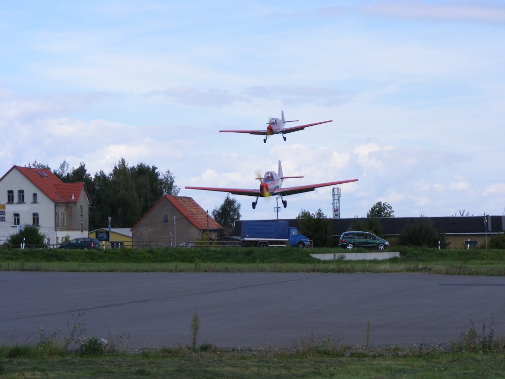 2 Zlin 226,D-EWIA und D-EWIB, im Endanflug auf den Flugplatz Gera EDAJ 17.9.2010