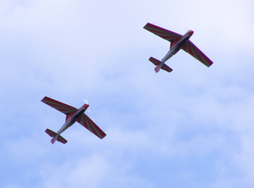 2 Zlin 526 AFS D-EWQL und D-EWQC von der Kunstflugstaffel AERO Gera beim Paarkunstflug ber dem Flugplatz Gera EDAJ 