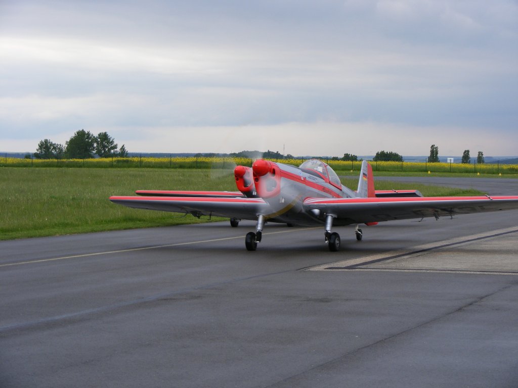 2 Zlin 526 AFS  D-EWQL und D-EWQC rollen nach der Landung im Paar zur Parkposition auf dem Flugplatz Gera EDAJ am 23.5.2008