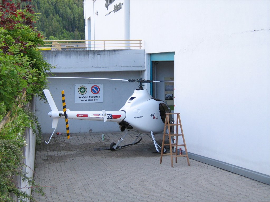 2010-05-31 - im Archiv entdeckt; So einfach rumt man seinen Heli auf; Foto wurde in Sdtirol (Ort leider nicht mehr ermittelbar)aufgenommen