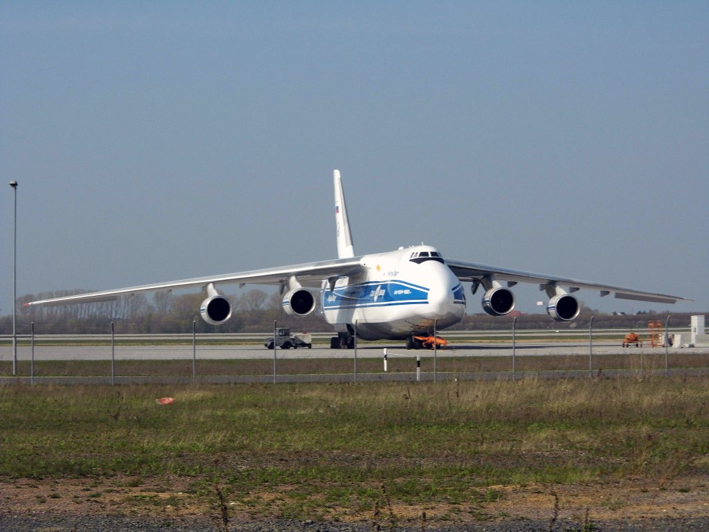24.04.13 / RA-82044 auf dem Apron 3