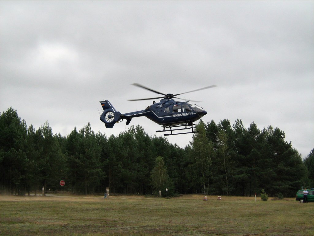 27.08.2011 - Landeanflug eines EC-135 der Bundespolizei. Gesehen am Tag des offenen Truppenbungsplatzes Oberlausitz.