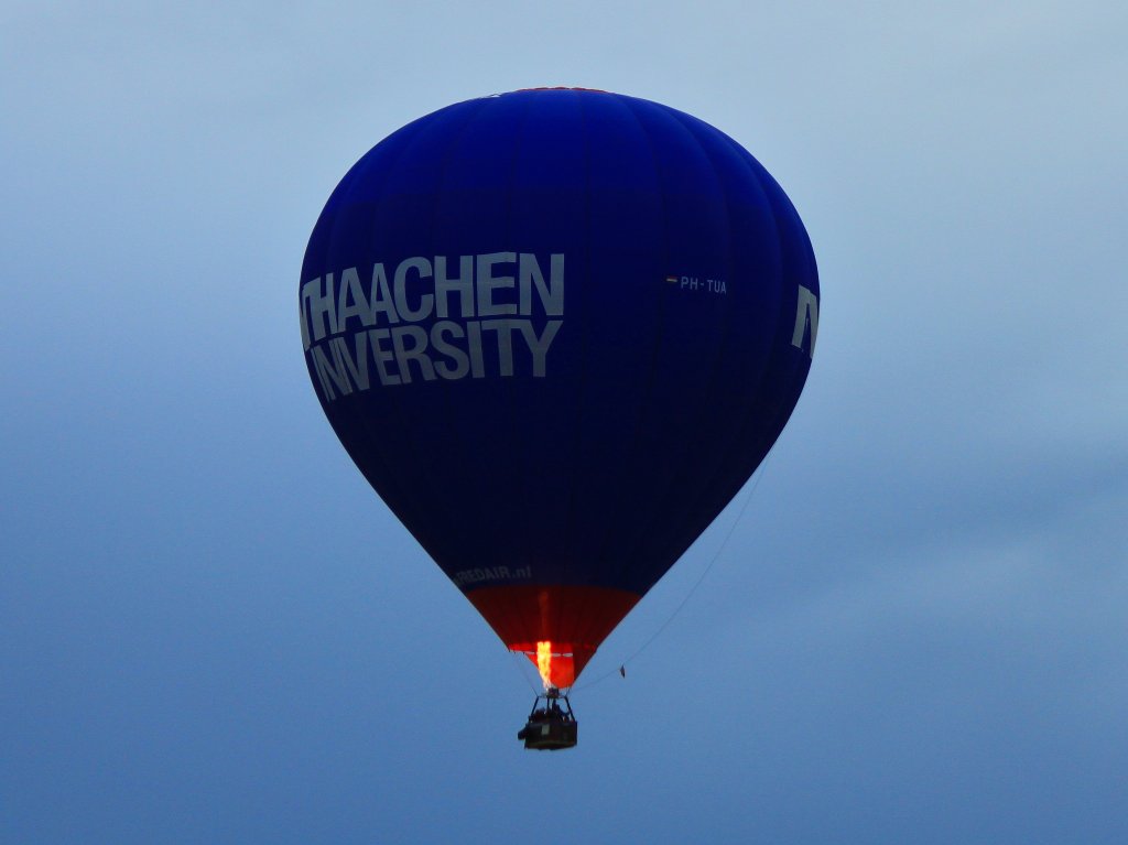 6000 m Volumen Heiluftballon PH-TUA von Fredair,  RWTH Aachen University  am 08.10.2012 ber Aachen.