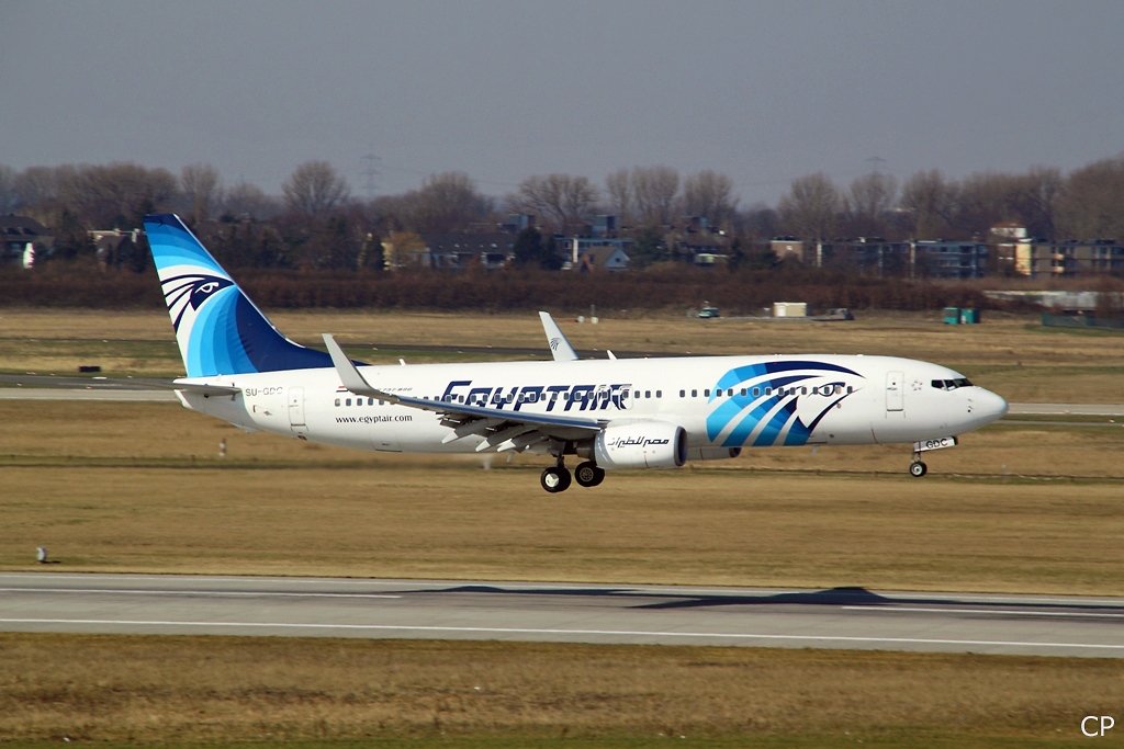 737-800 SU-GDC von EgyptAir landet am 9.3.2010 in Dsseldorf.