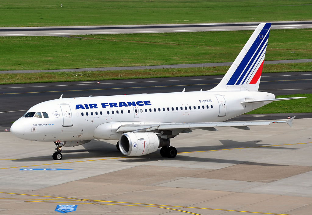 A 318-111 F-GUGN der Air France taxy in DUS - 24.07.2012