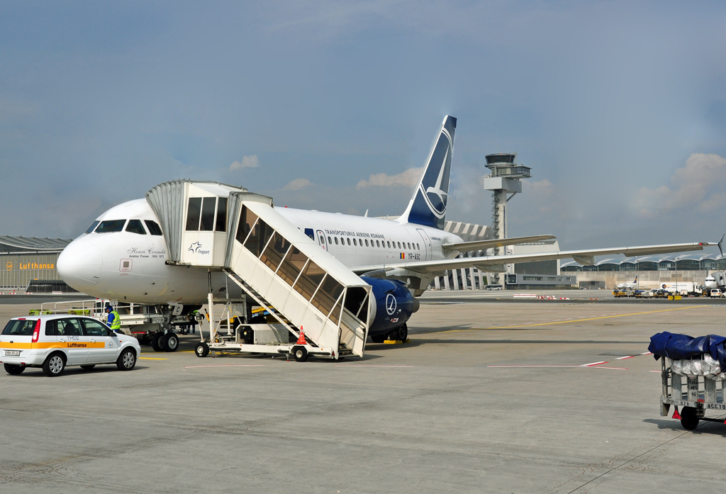 A 318-111 - YR-ASC der TAROM auf dem Vorfeld von FRA - 14.04.2012