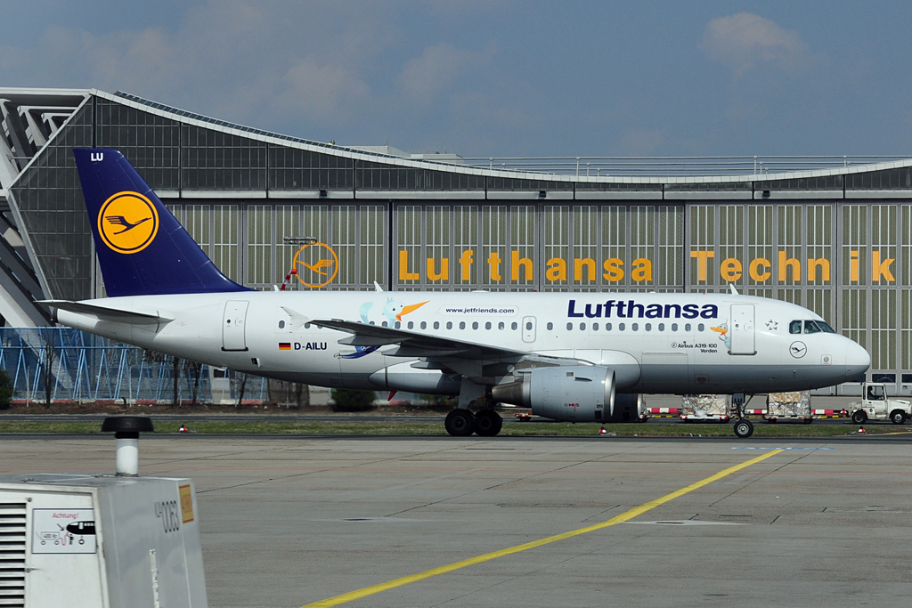 A 319-100 D-AILU  Verden  rollt an der Halle der Lufthansa Technik in FRA vorbei - 14.04.2012