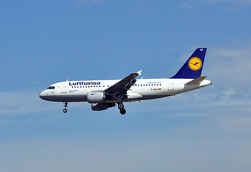 A 319-100  Tegernsee  D-AILR Lufthansa im Anflug auf FRA - 04.08.2012