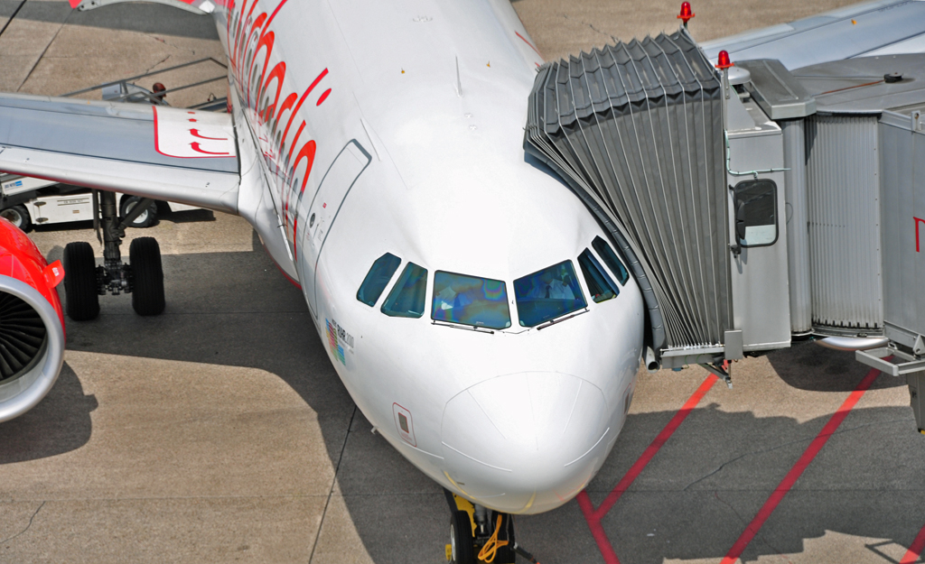 A 319-112 der Air Berlin, D-ABGR, am Gate in Dsseldorf - 07.06.2010