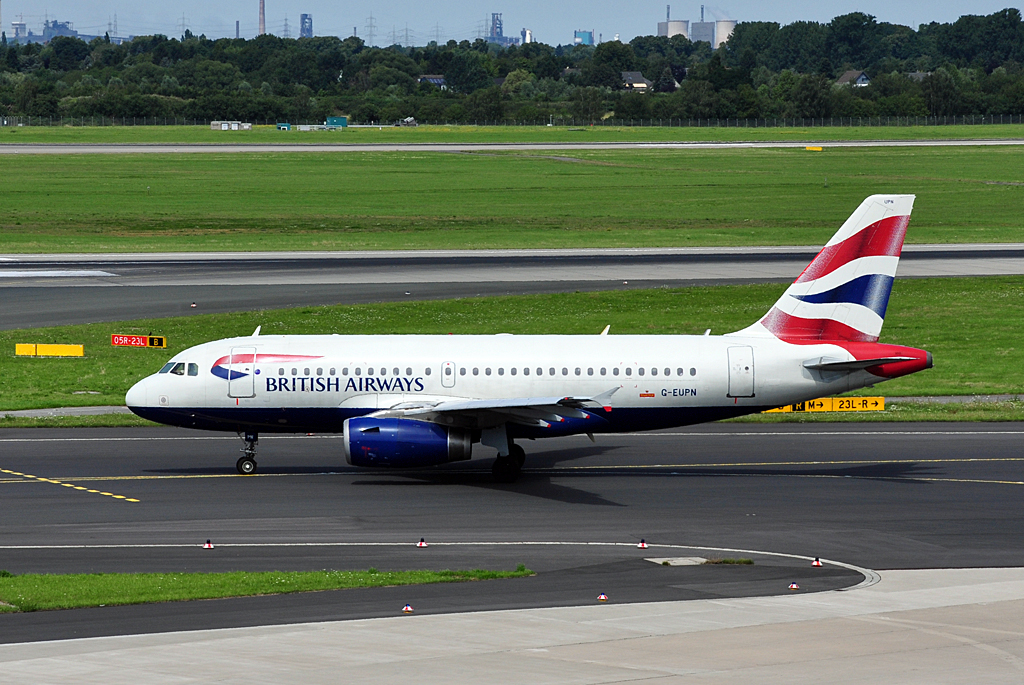 A 319-131 G-EUPN der British Airways rollt zur Startbahn in DUS - 24.07.2012