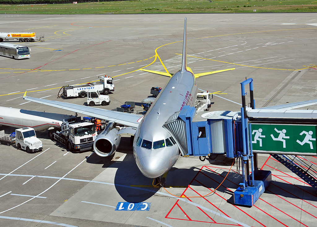 A 319-132 D-AGWK Germanwings am Gate in CGN - 12.08.2012