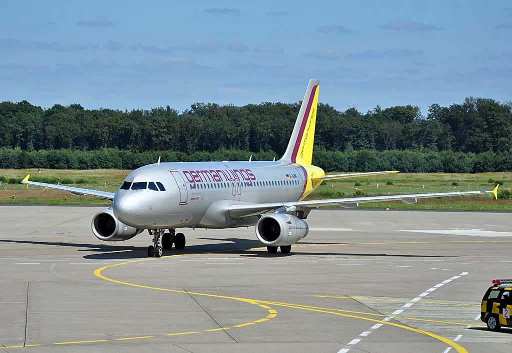 A 319-132 D-AGWK Germanwings taxy at CGN - 12.08.2012