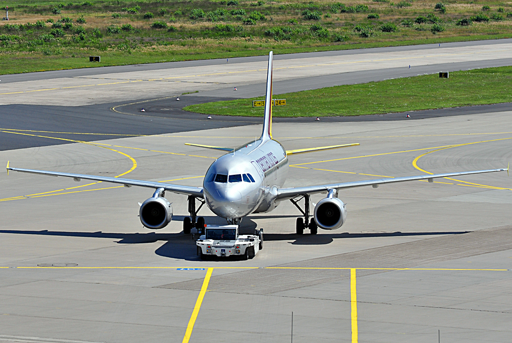 A 319-132 Germanwings D-AGWD beim pushpull in Kln - 12.08.2012