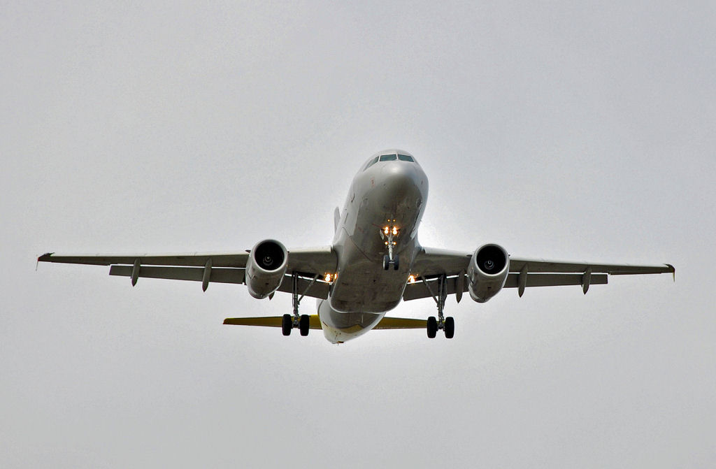 A 319 der Germanwings beim Anflug auf ihren Heimatflughafen Kln-Bonn - 07.04.2010