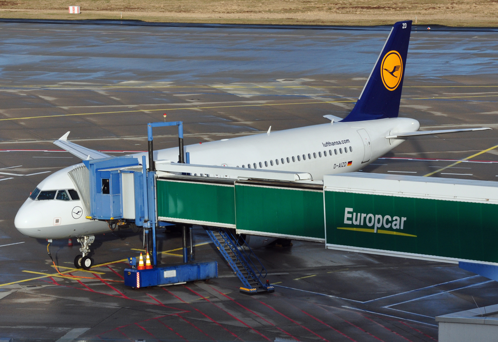A 320-214 D-AIZD Lufthansa am  Rssel  in CGN - 30.12.2012