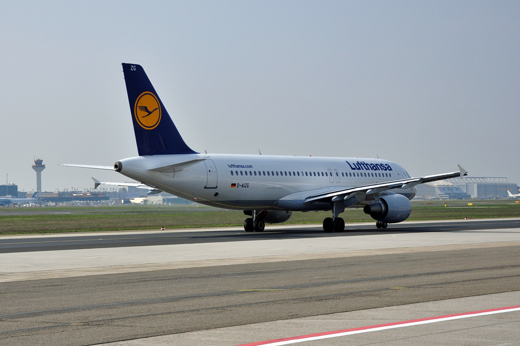 A 320-214 D-AIZG der Lufthansa beim Rollen in FRA - 14.04.2012