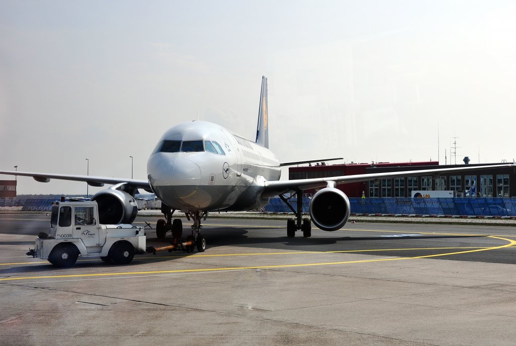 A 320-214, D-AIZJ Lufthansa,  vom Flugzeugschlepper in Position gezogen - FRA 14.04.2012