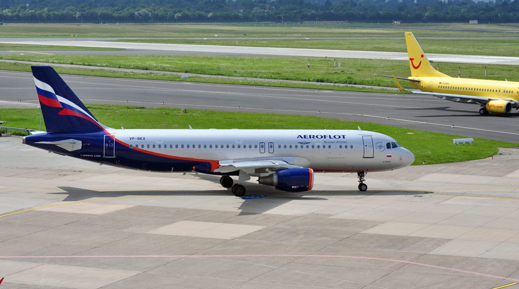 A 320-214 VP-BKX der Aeroflot reiht sich hinter (dachte ich ... ist aber andersrum!!) B 737 von TUIfly auf dem Rollweg in Dsseldorf ein - 07.06.2010